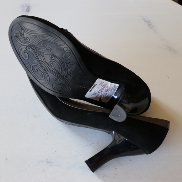 Black suede leather Kenneth Cole Reaction heels! - Picture 5 of 7